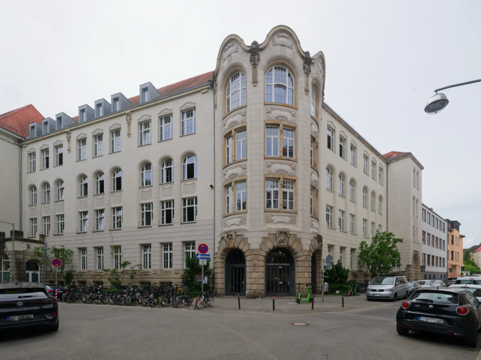 Foto der weiterführenden Schule Gymnasium Ricarda-Huch-Schule, Haupteingang