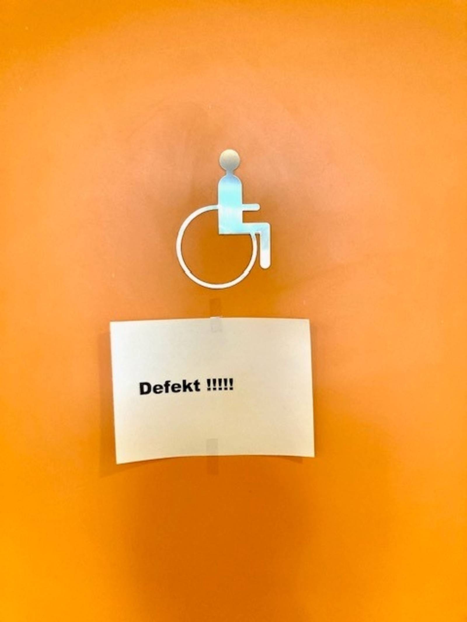 Die Toiletten für Menschen im Rollstuhl sind kaputt.