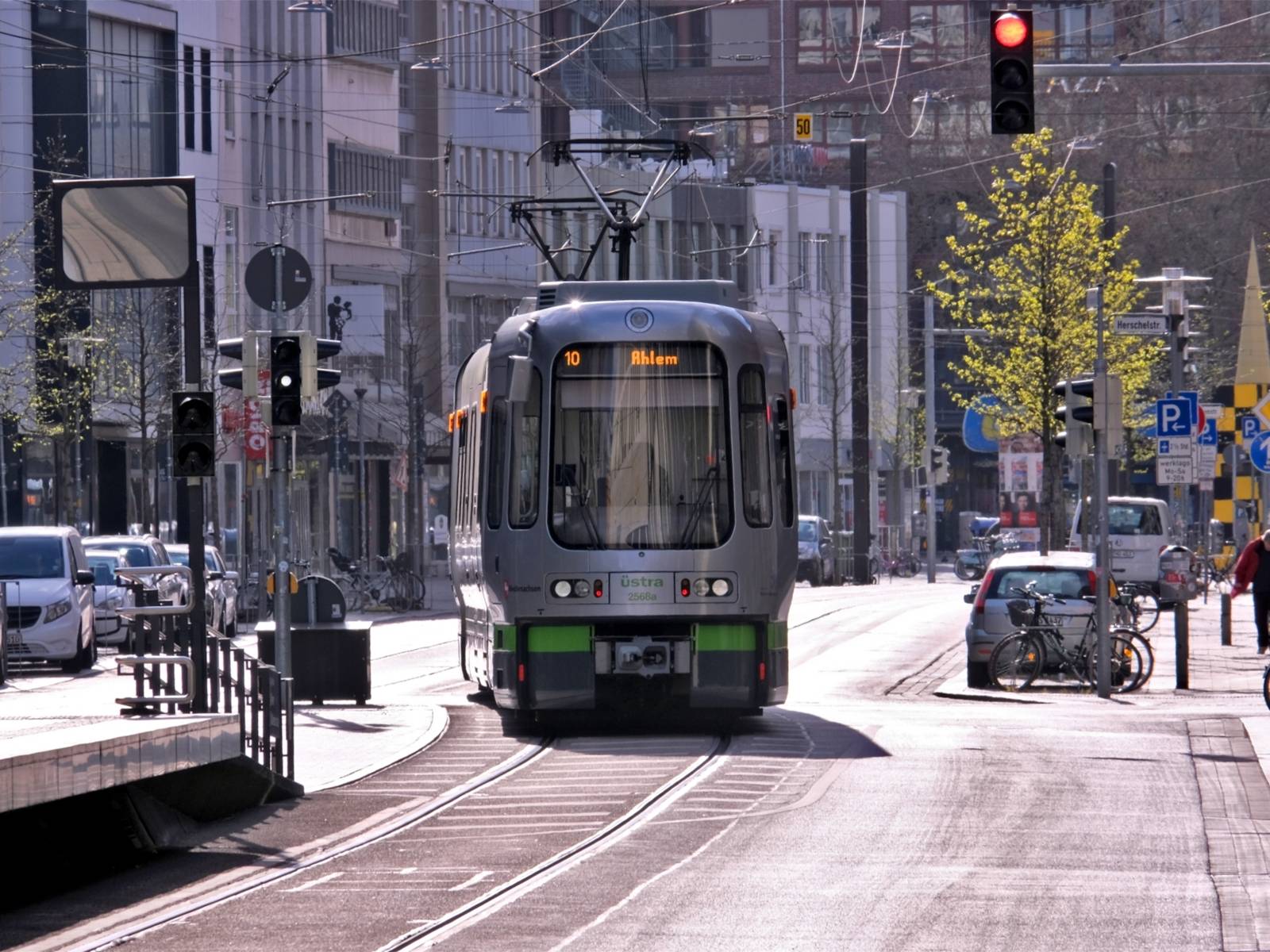 Ein TW 2000 der Linie 10 Richtung Ahlem kurz nach der Abfahrt von der Haltestelle Hauptbahnhof/Rosenstraße von hinten.