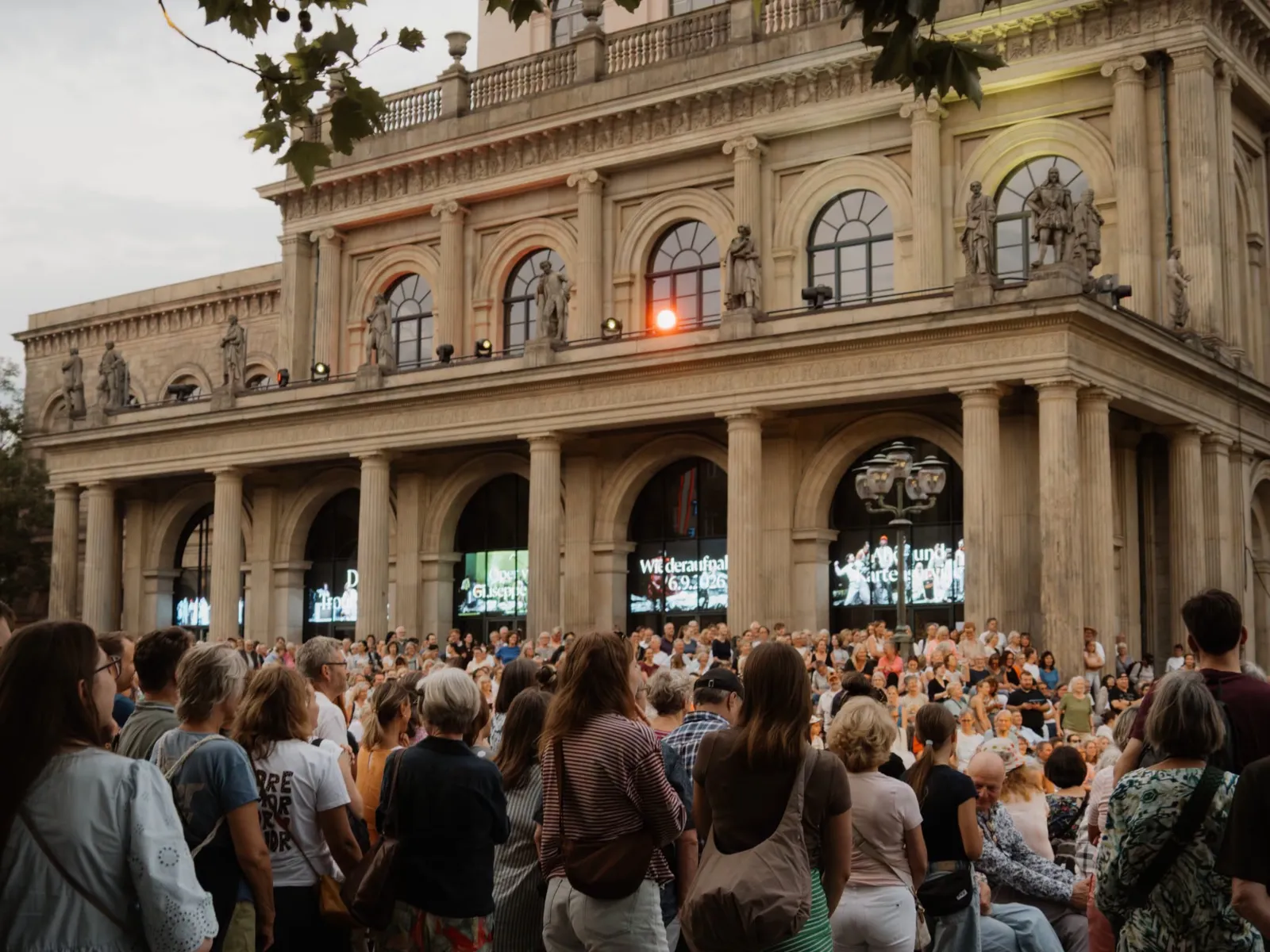Live auf dem Opernplatz: Die Übertragung des Eröffnungskonzerts aus der Staatsoper war ein Highlight des "Sommer im Kulturdreieck 2026".