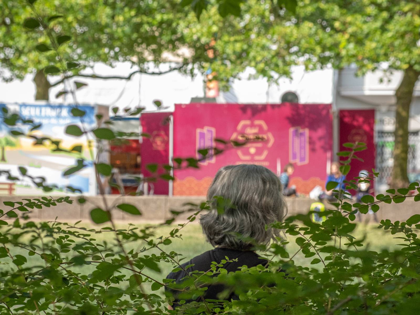 Eine Frau von hinten im Schatten.