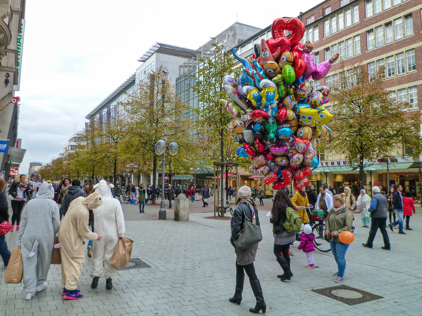 Menschen in einer Einkaufsstraße.