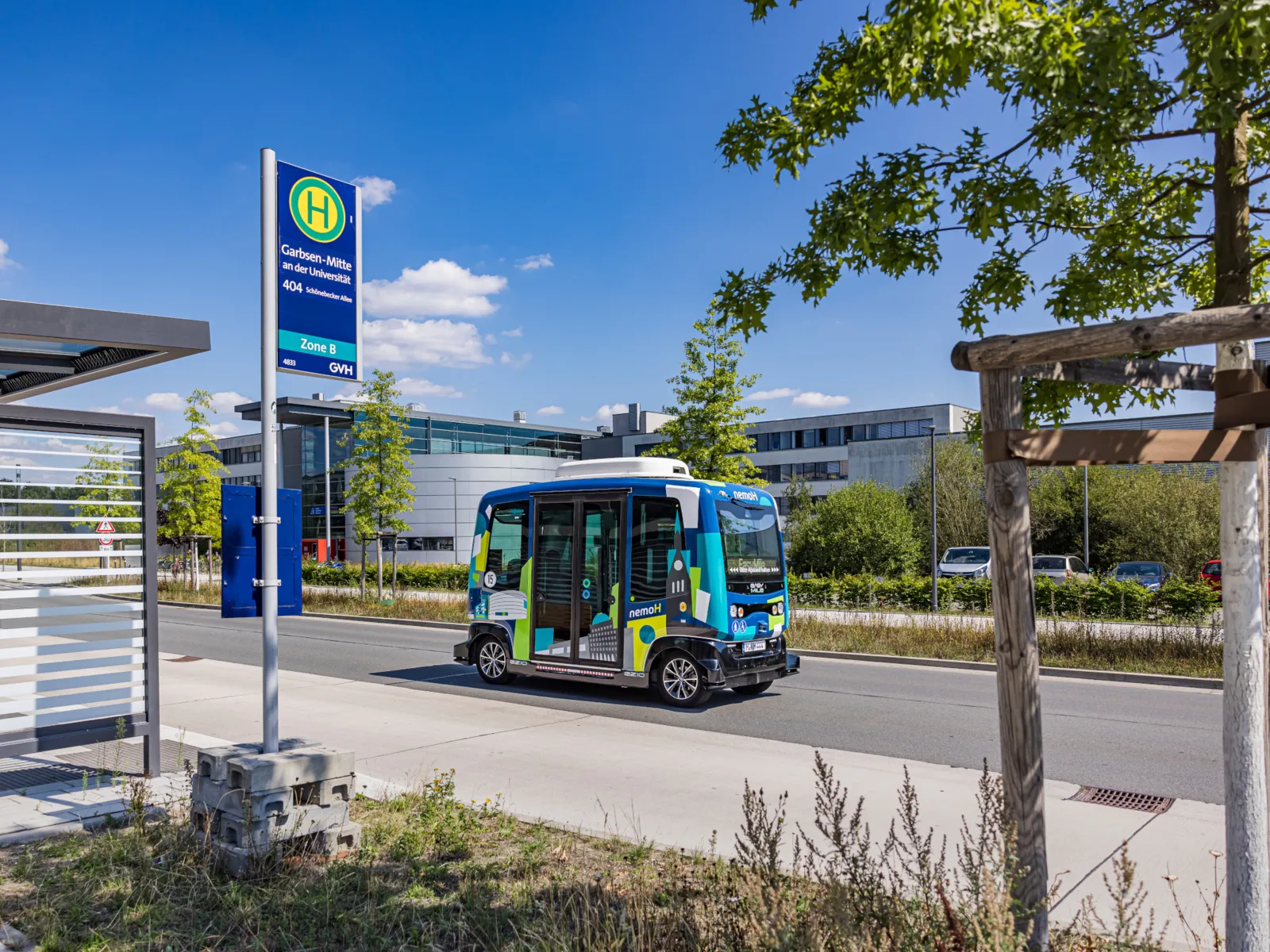 Kleiner Bus an einer Haltestelle - der autonome Shuttel nemoH