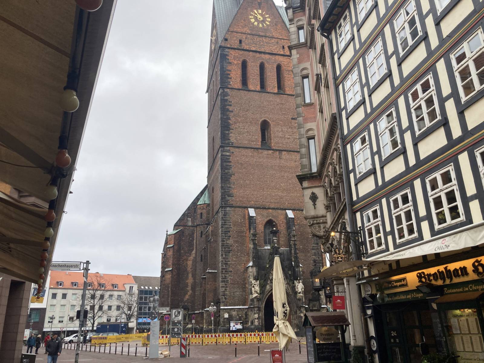 Blick auf die Marktkirche Hannover mit teils abgesperrtem Vorplatz.