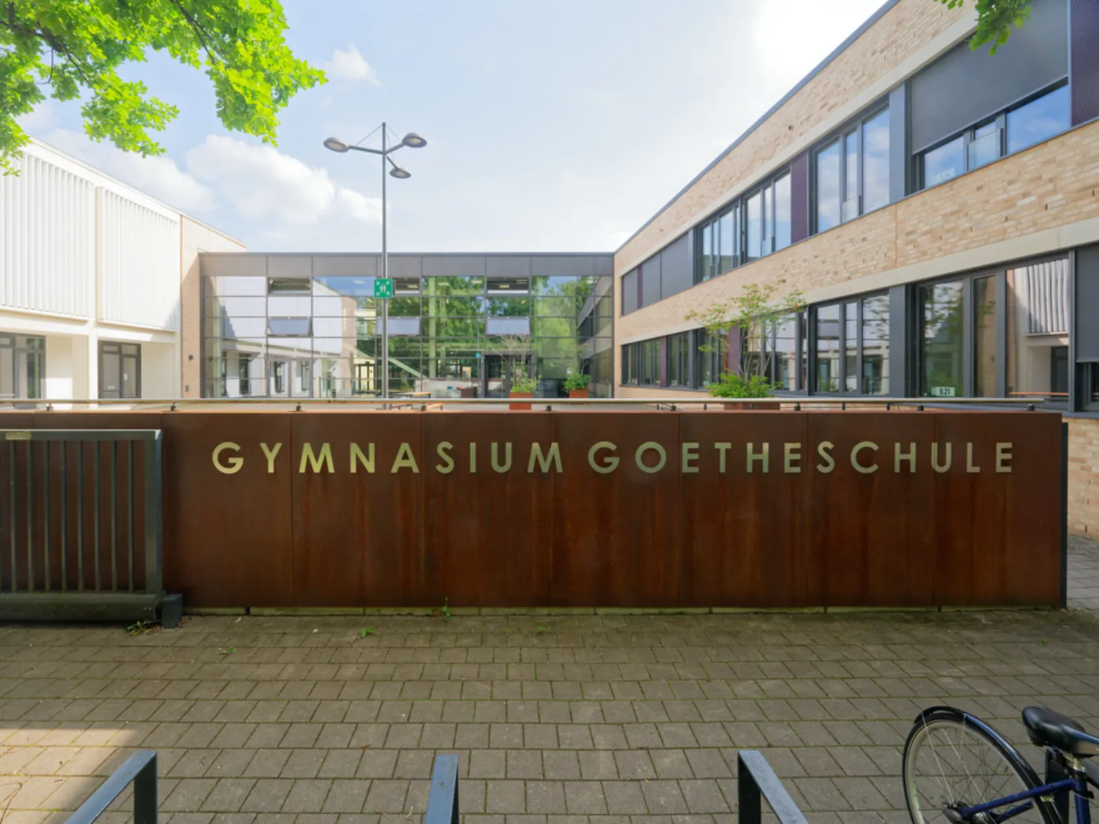 Foto der weiterführenden Schule Gymnasium Goetheschule, Haupteingang