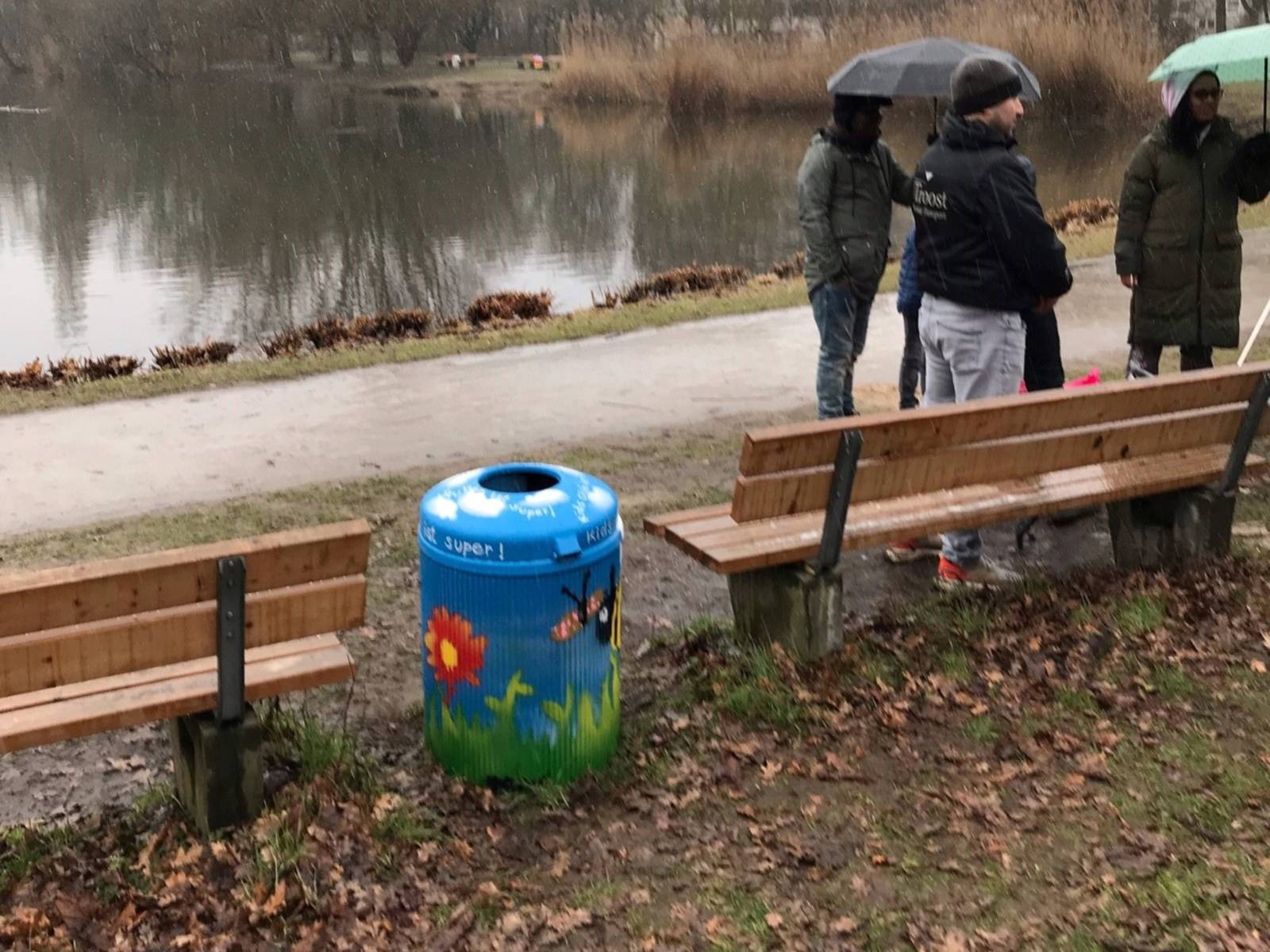 Bunter Mülleimer am Märchensee