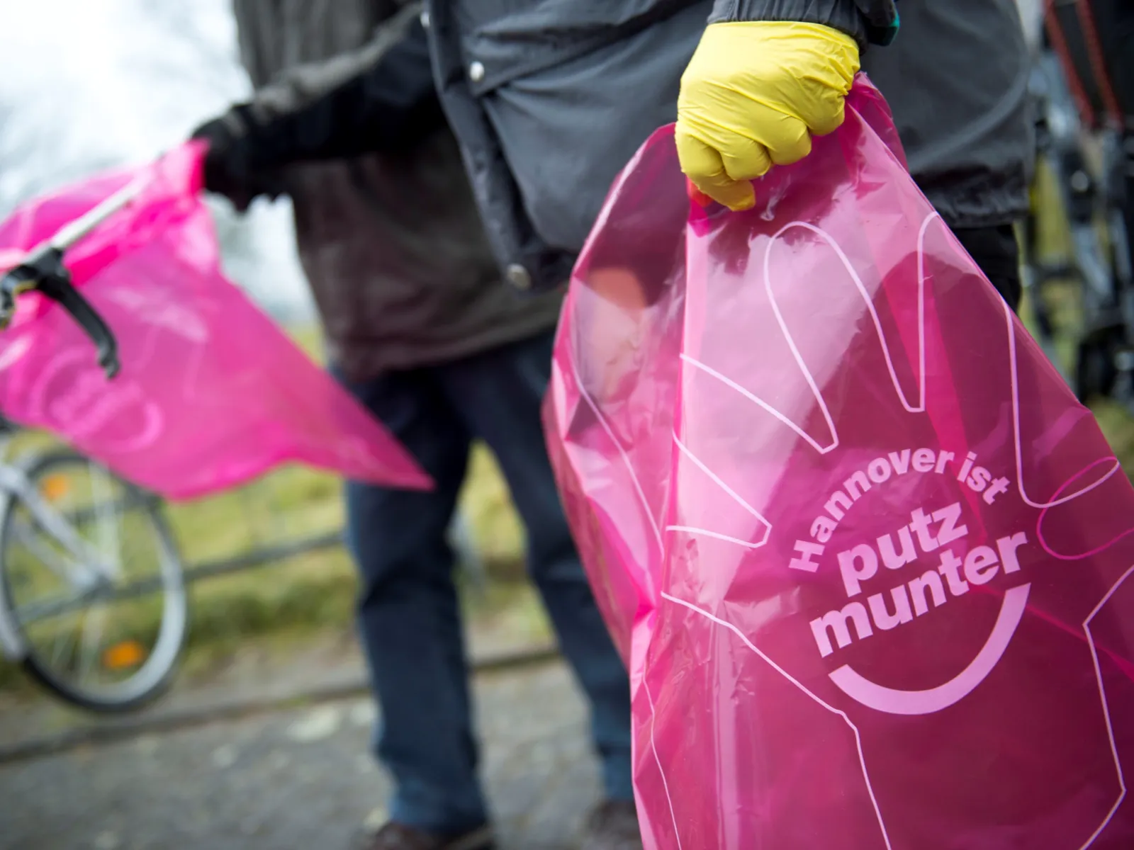 Eine Hand hält eine rosa Mülltüte