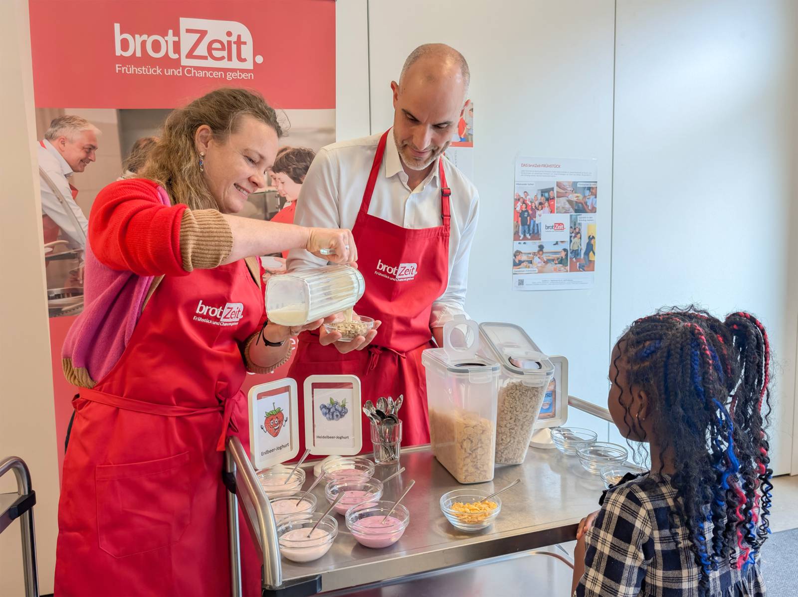 Bildungs- und Kulturdezernentin Eva Bender und Oberbürgermeister Belit Onay überreichten den Kindern in der Mensa der Grundschule Fichteschule ein gesundes Frühstück.