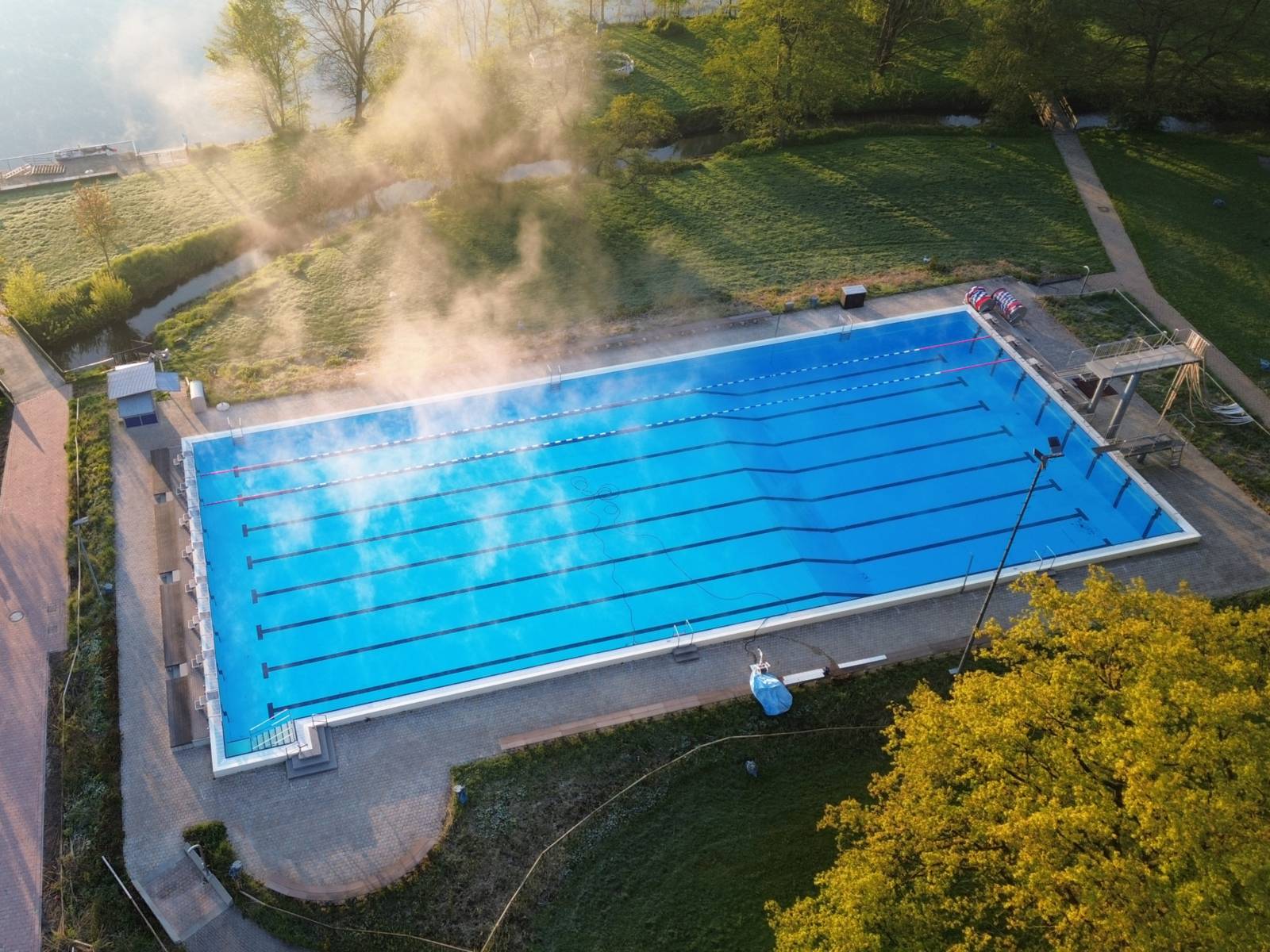 Luftaufnahme eines Schwimmbeckens in Hannover Ricklingen