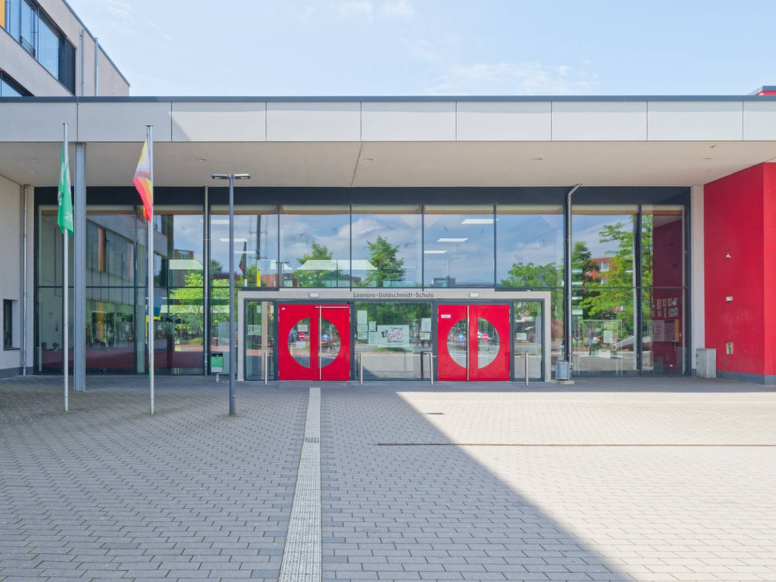 Foto der weiterführenden Schule  IGS Leonore-Goldschmidt-Schule, auch bekannt als IGS Mühlenberg, Haupteingang