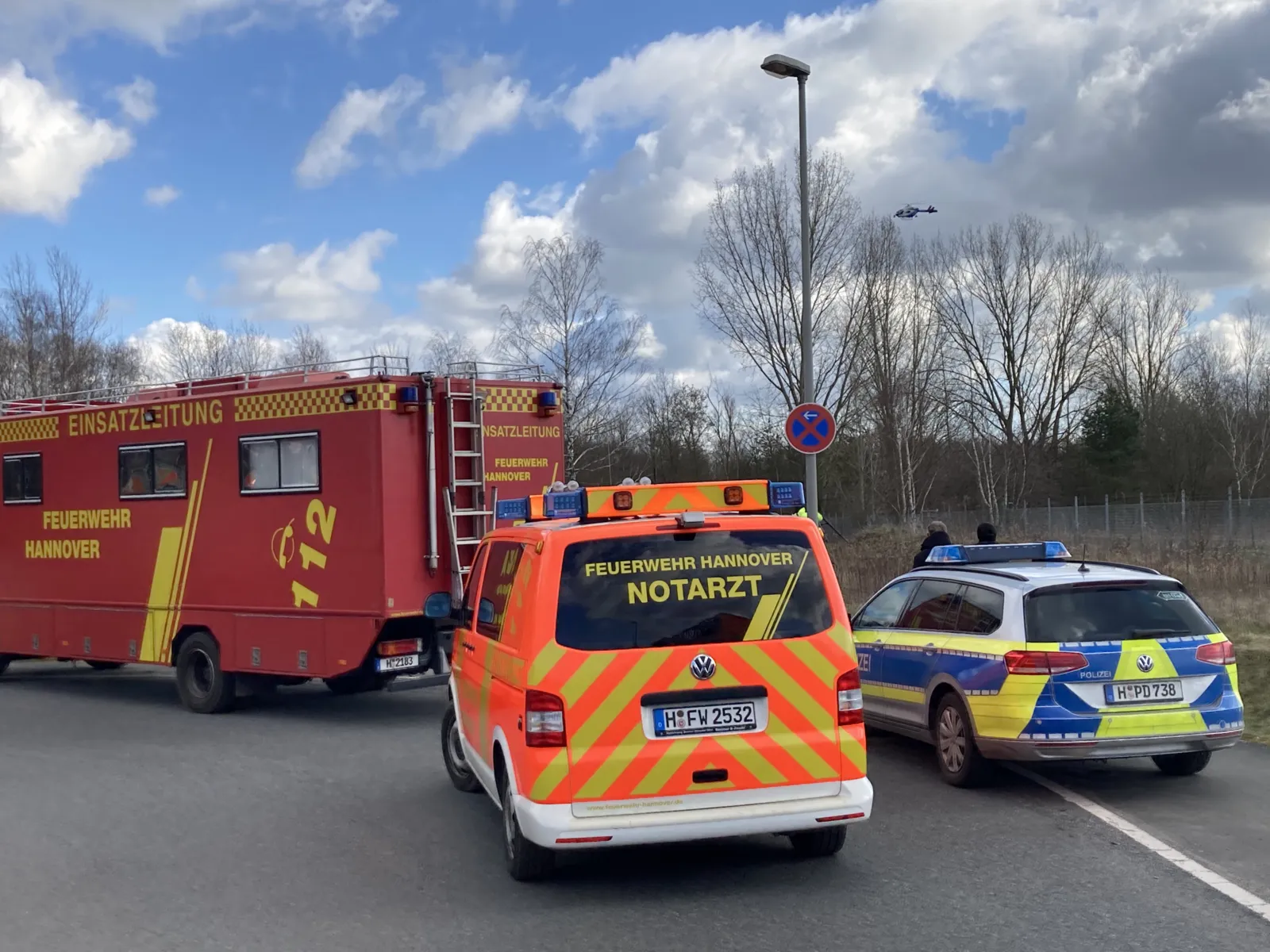 Zwei Autos der Feuerwehr und ein Auto der Polizei