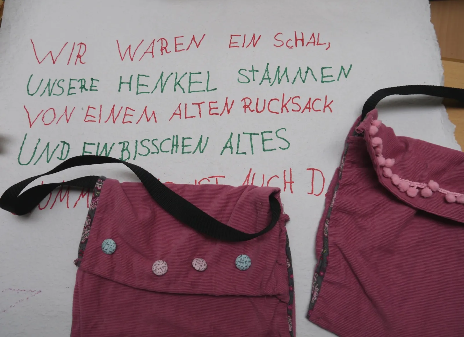 Zwei Taschen aus Stoff.