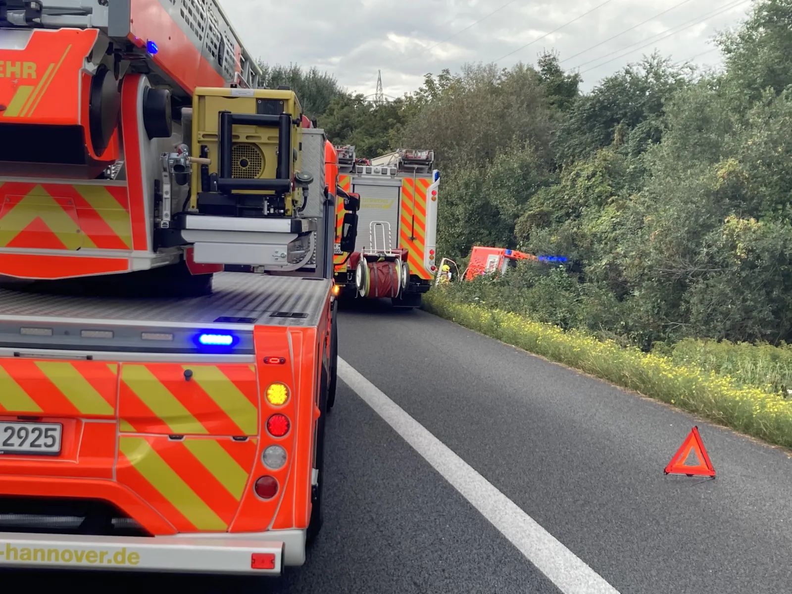 Ein Rettungswagen liegt im Graben