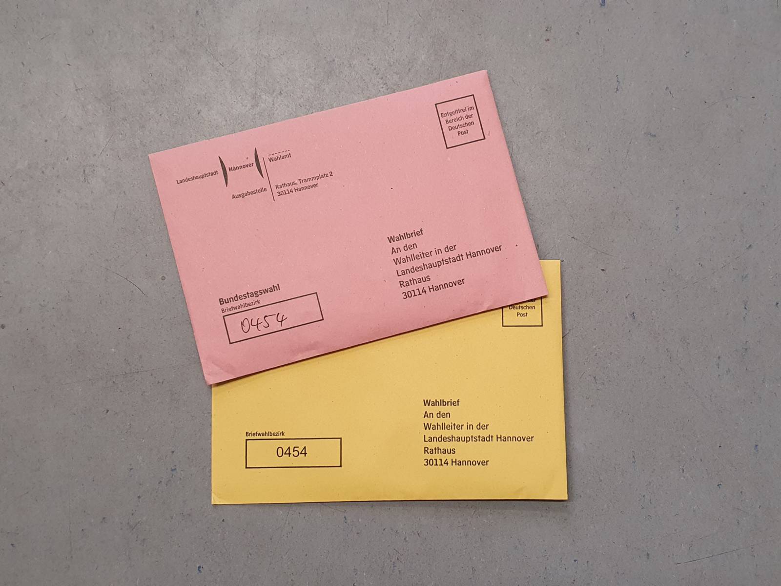 Zwei Wahlbriefe vor grauem Hintergrund