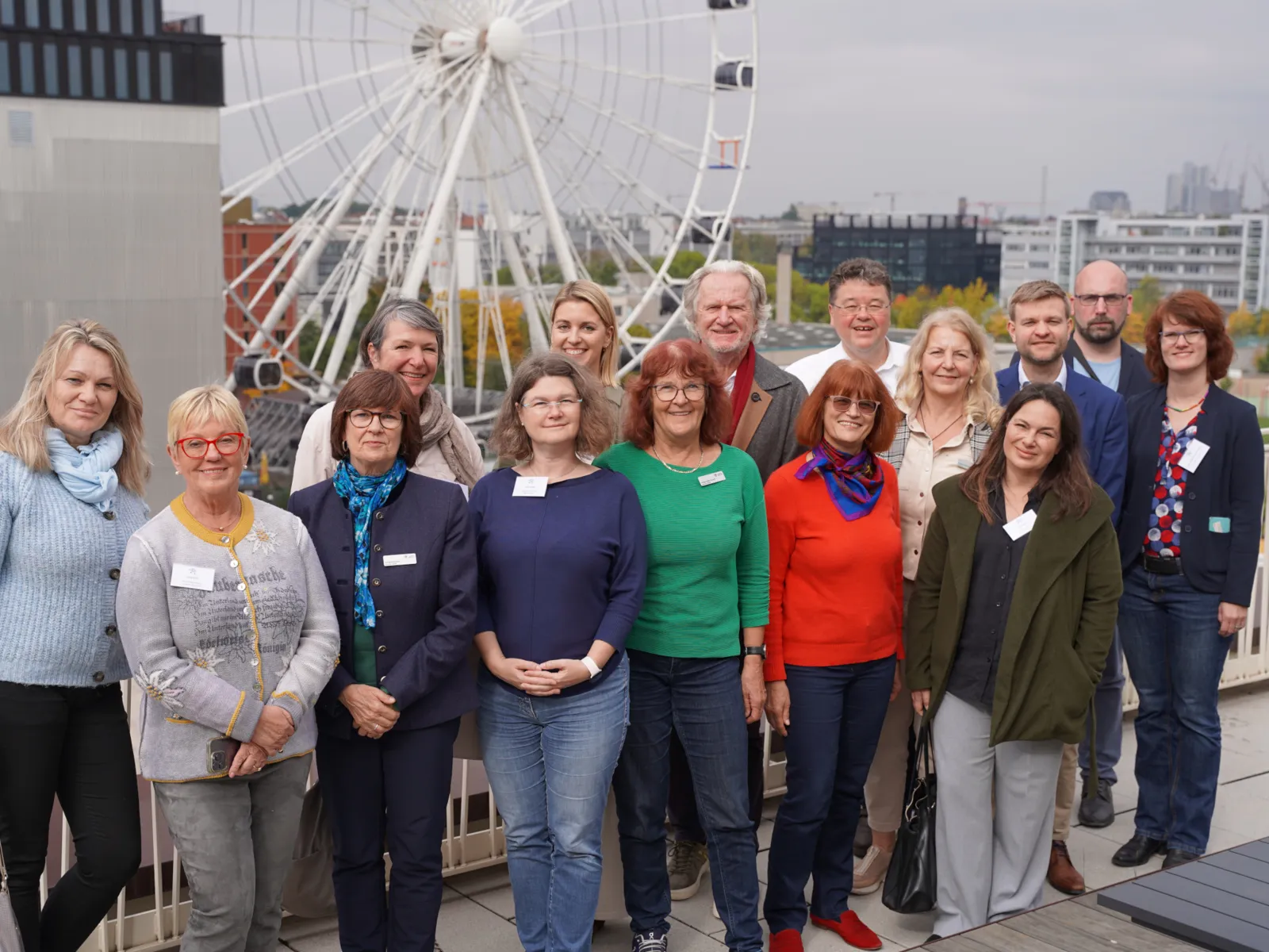 Eine Menschengruppe vor einem Riesenrad