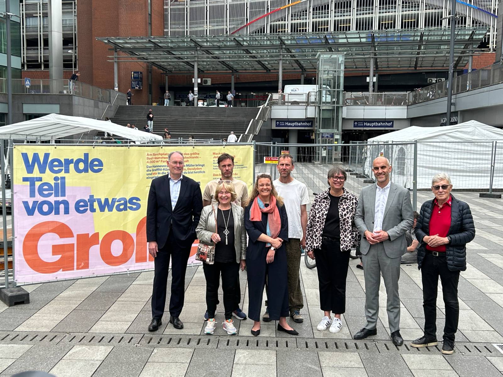 Hier entsteht Großes: Auf dem Raschplatz hinter dem hannoverschen Hauptbahnhof nimmt auf 4.000 Quadratmetern Fläche Norddeutschlands größtes Bodenkunstwerk Gestalt an.
