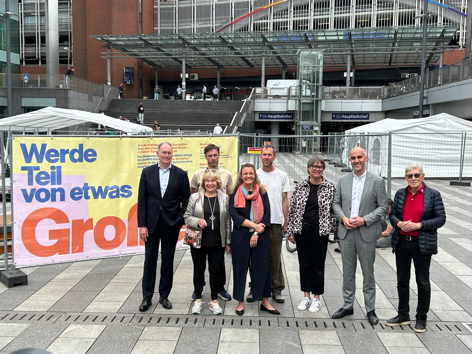 Hier entsteht Großes: Auf dem Raschplatz hinter dem hannoverschen Hauptbahnhof nimmt auf 4.000 Quadratmetern Fläche Norddeutschlands größtes Bodenkunstwerk Gestalt an.