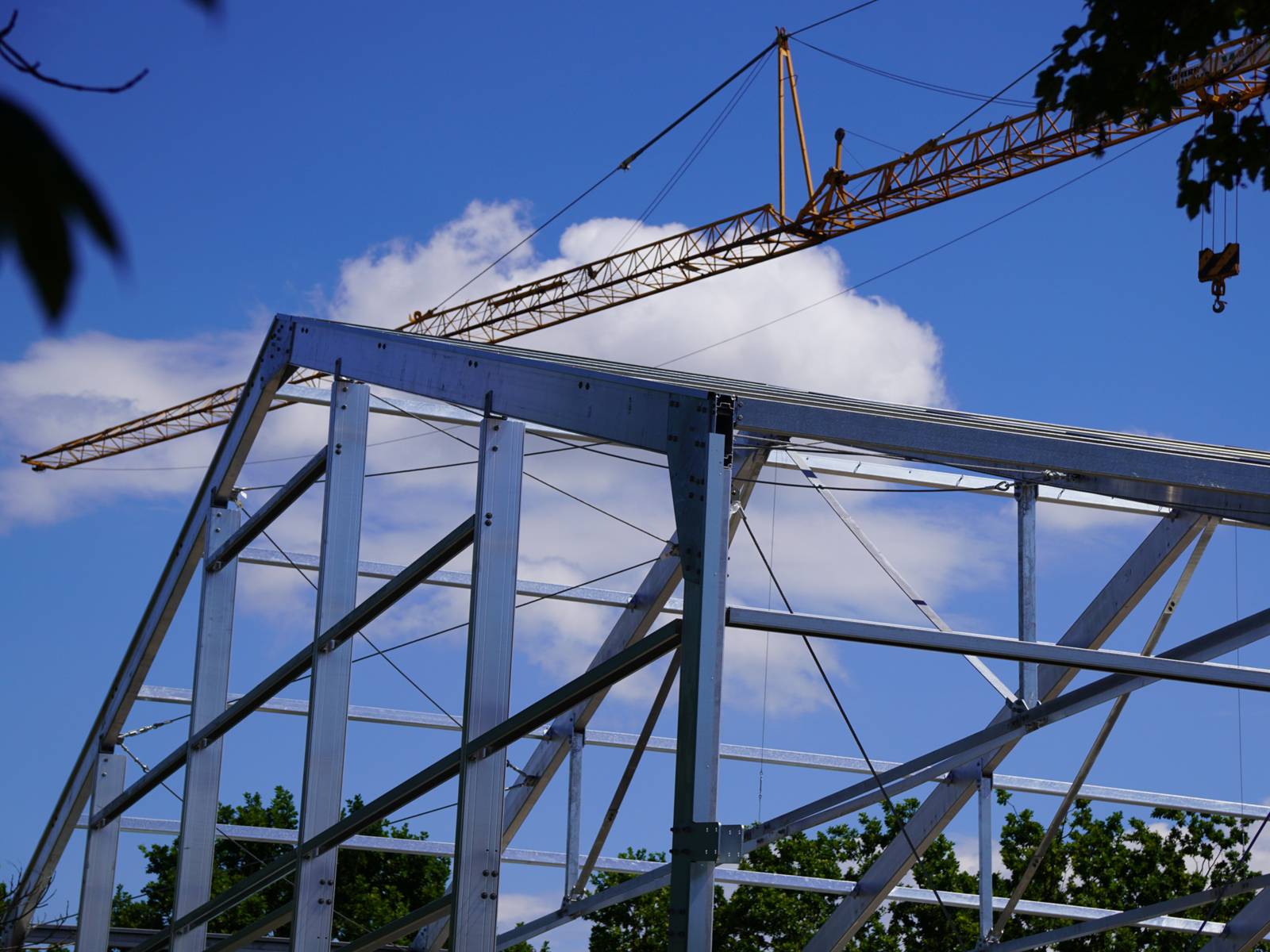 Eine Metallger&uuml;st in Spitzdachform vor blauem Himmel.