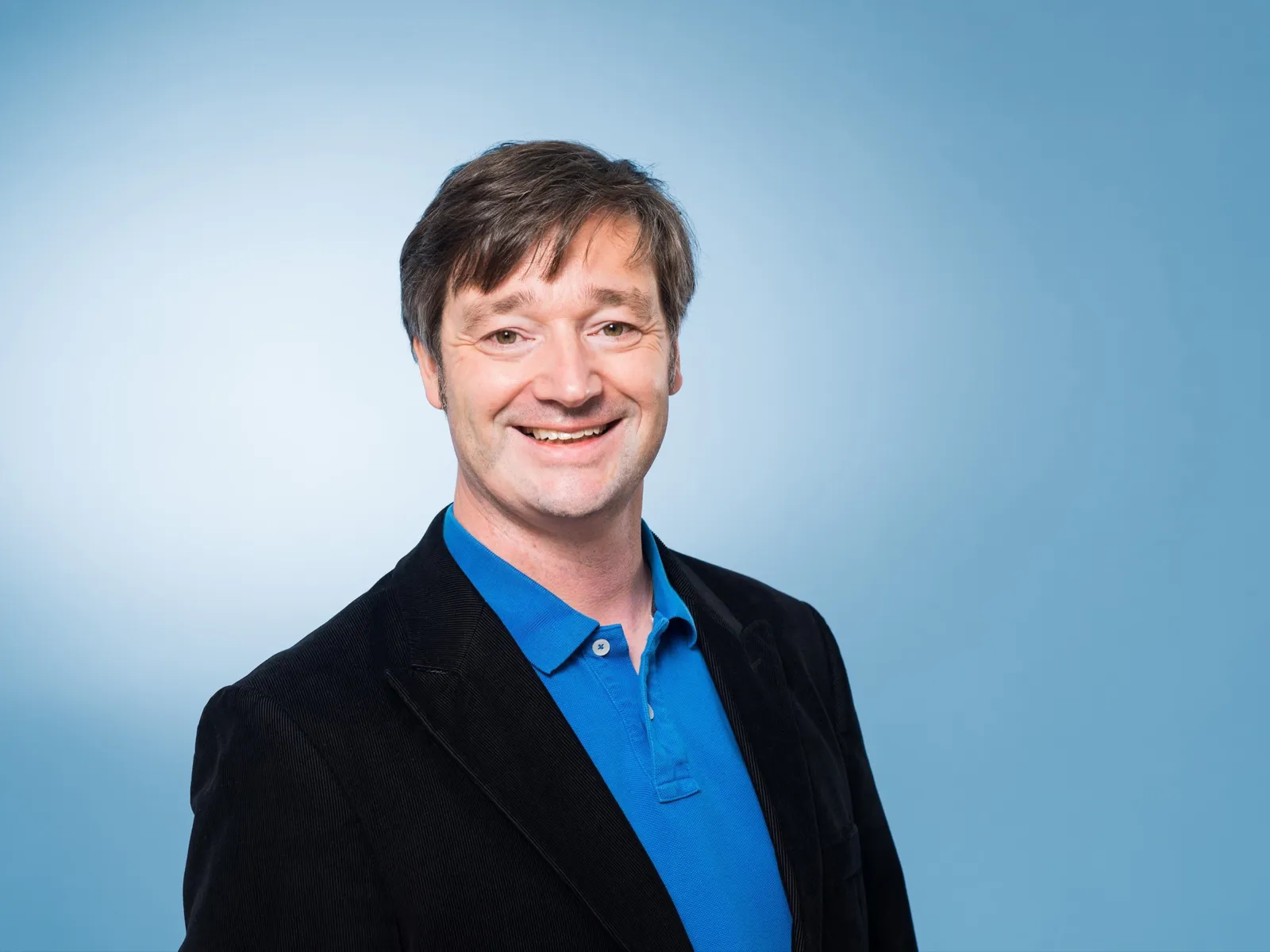 Ein lächelnder Mann.