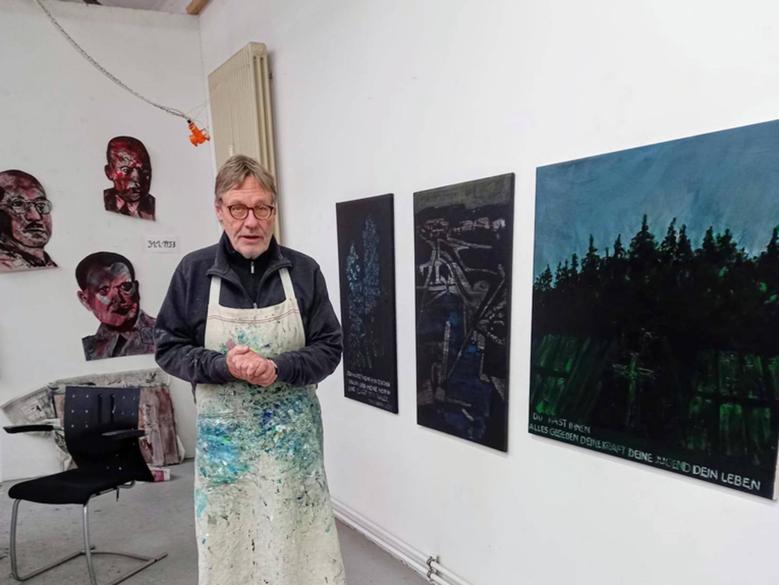 Ein Mann steht in seinem Atelier