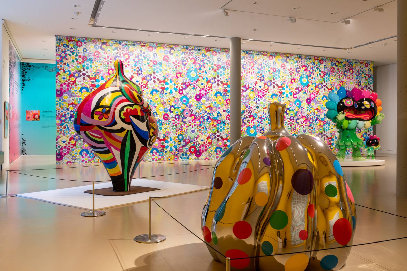 Drei Ausstellungswerke von Niki de Saint Phalle, Yayoi Kusama und Takashi Murakami
