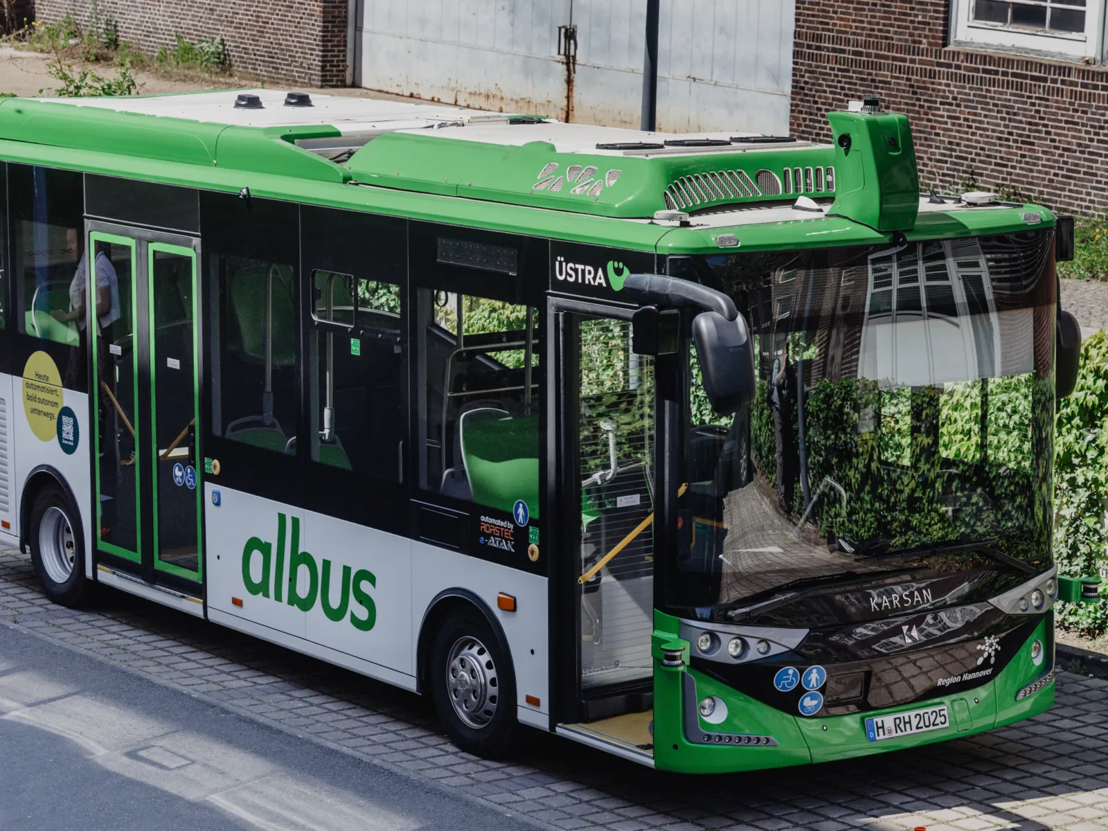 Blick von oben auf einen autonomen Linienbus der üstra.