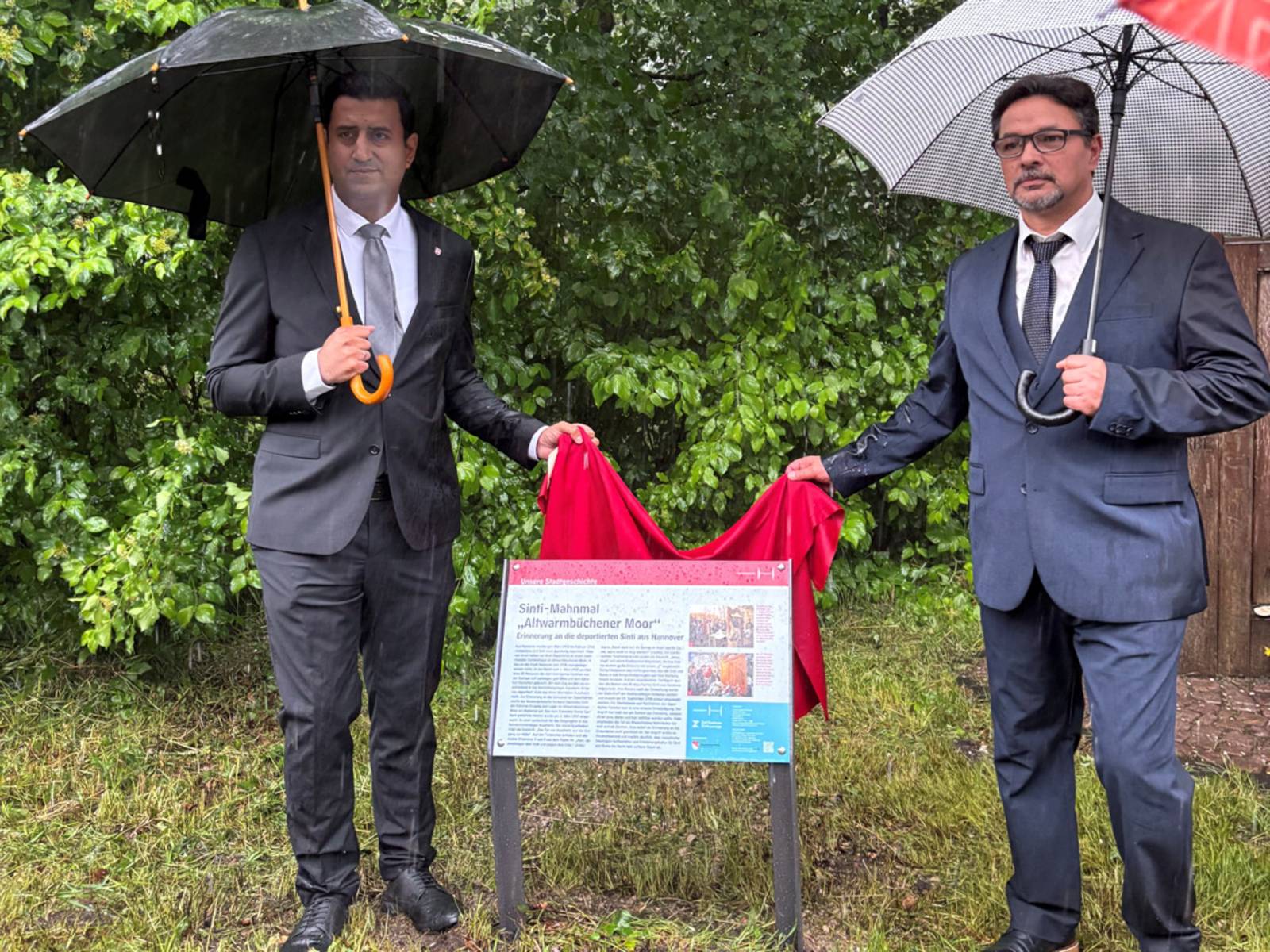 Stadtbezirksbürgermeister Dr. Wjahat Waraich (links) und Mario Franz, Präsident des Niedersächsischen Verbandes deutscher Sinti e.V., bei der Enthüllung