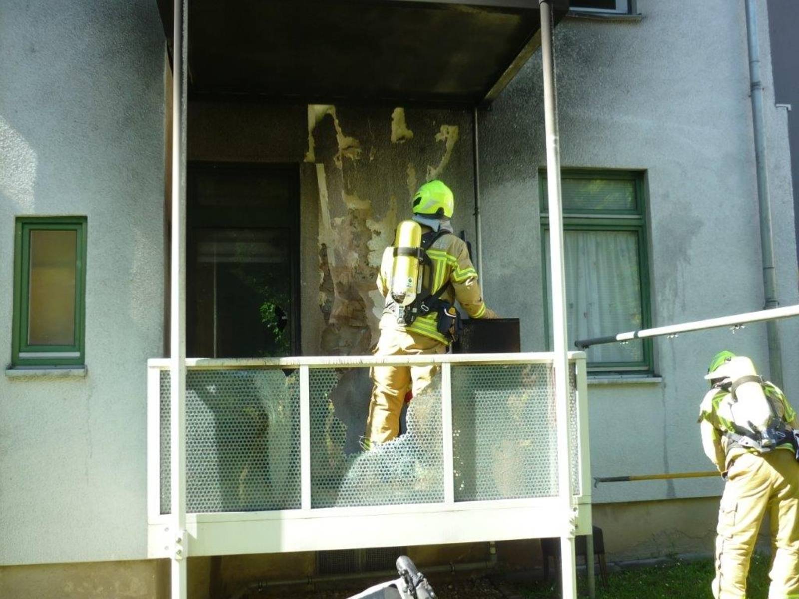 Die Feuerwehr Hannover löscht einen Brand auf einem Balkon.