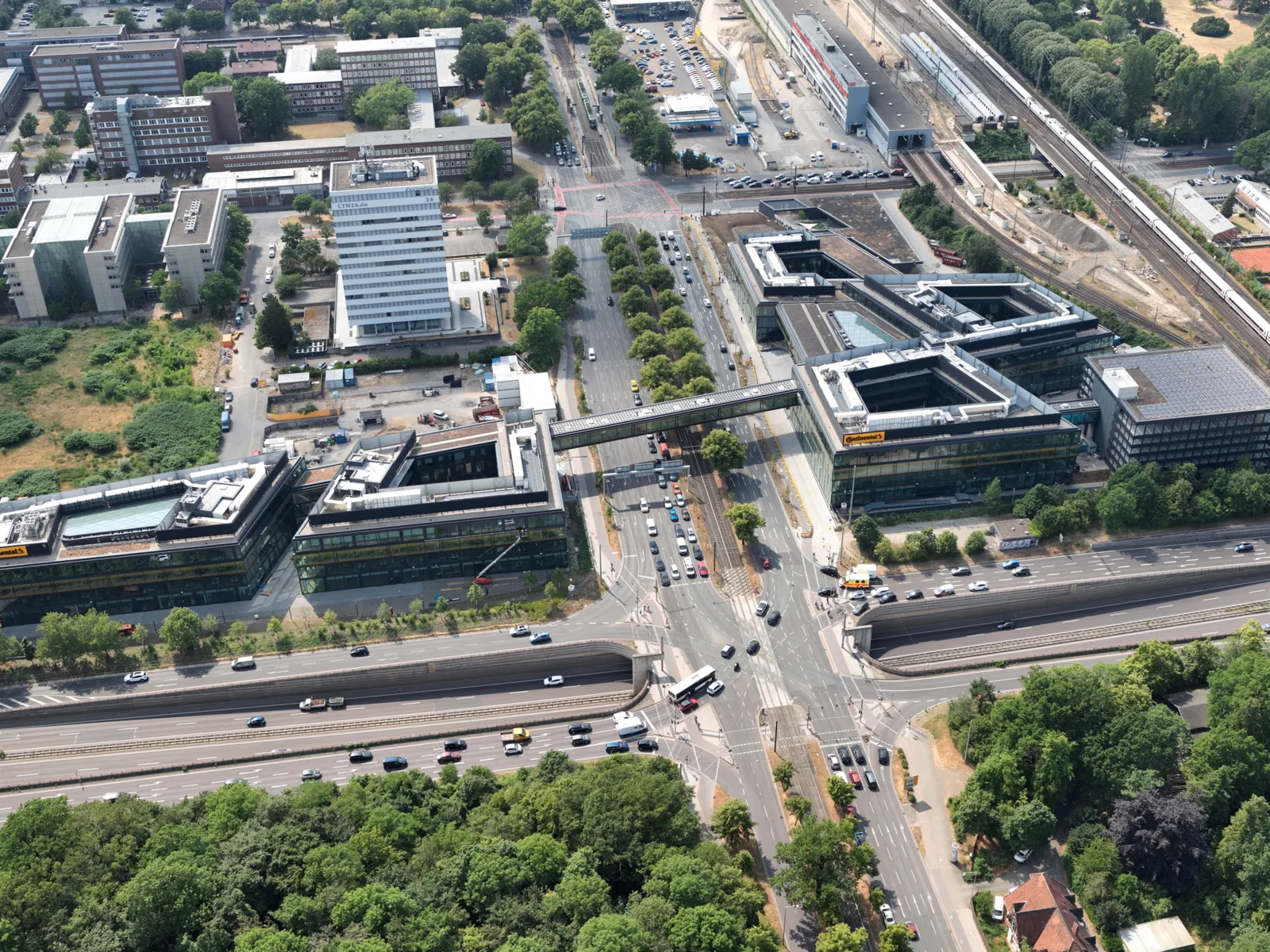 Luftaufnahme eines Geb&auml;udekomplexes.