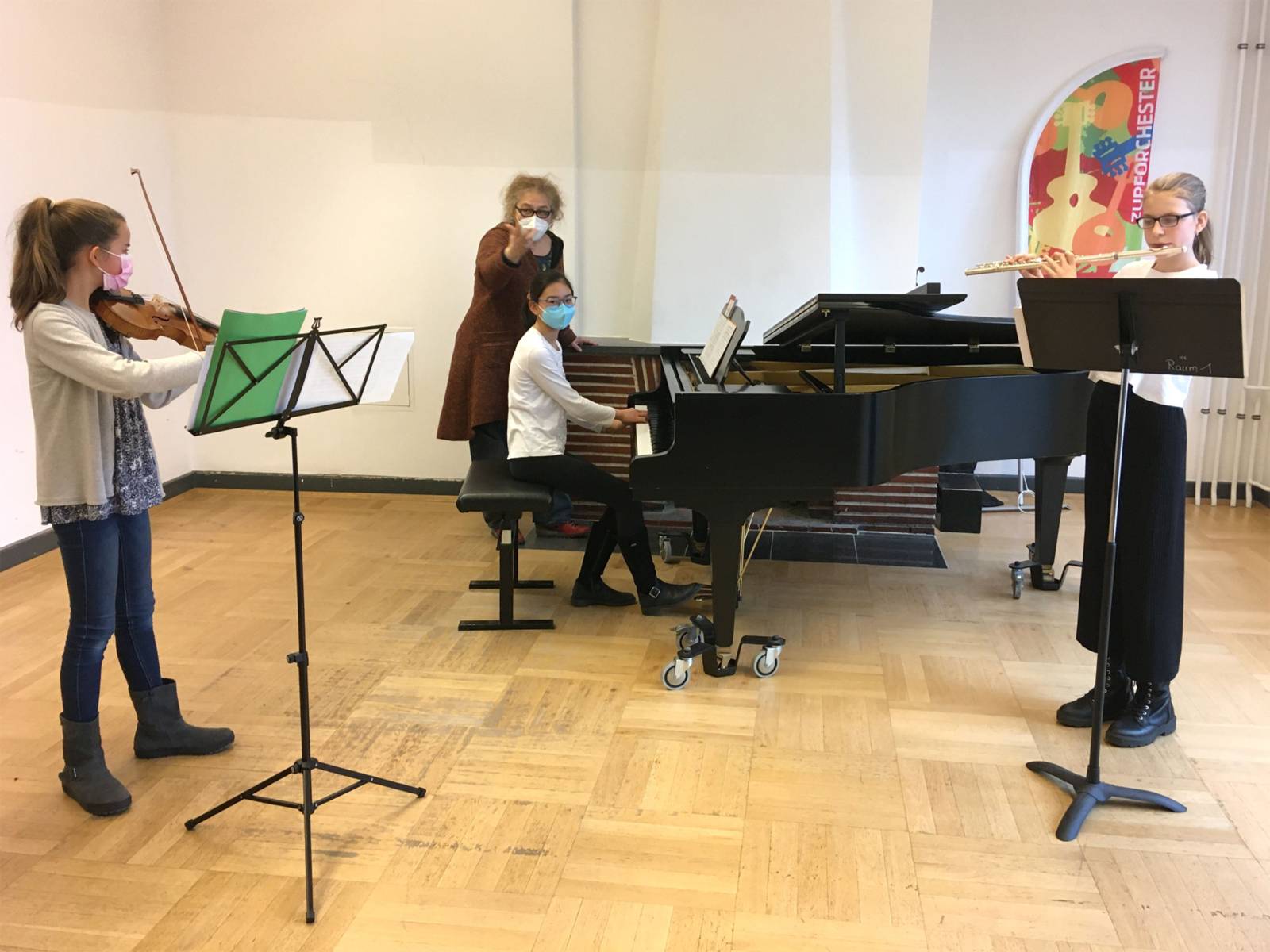 Schülerinnen der Musikschule bei einer Probe zum Wettbewerb "Jugend musiziert" mit Komponistin und Lehrkraft Tatjana Prelevic.