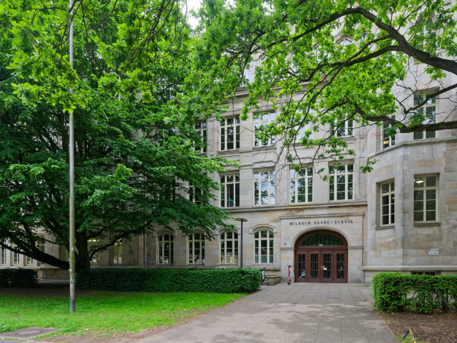 Foto der weiterführenden Schule Gymnasium Wilhelm-Raabe-Schule, Haupteingang