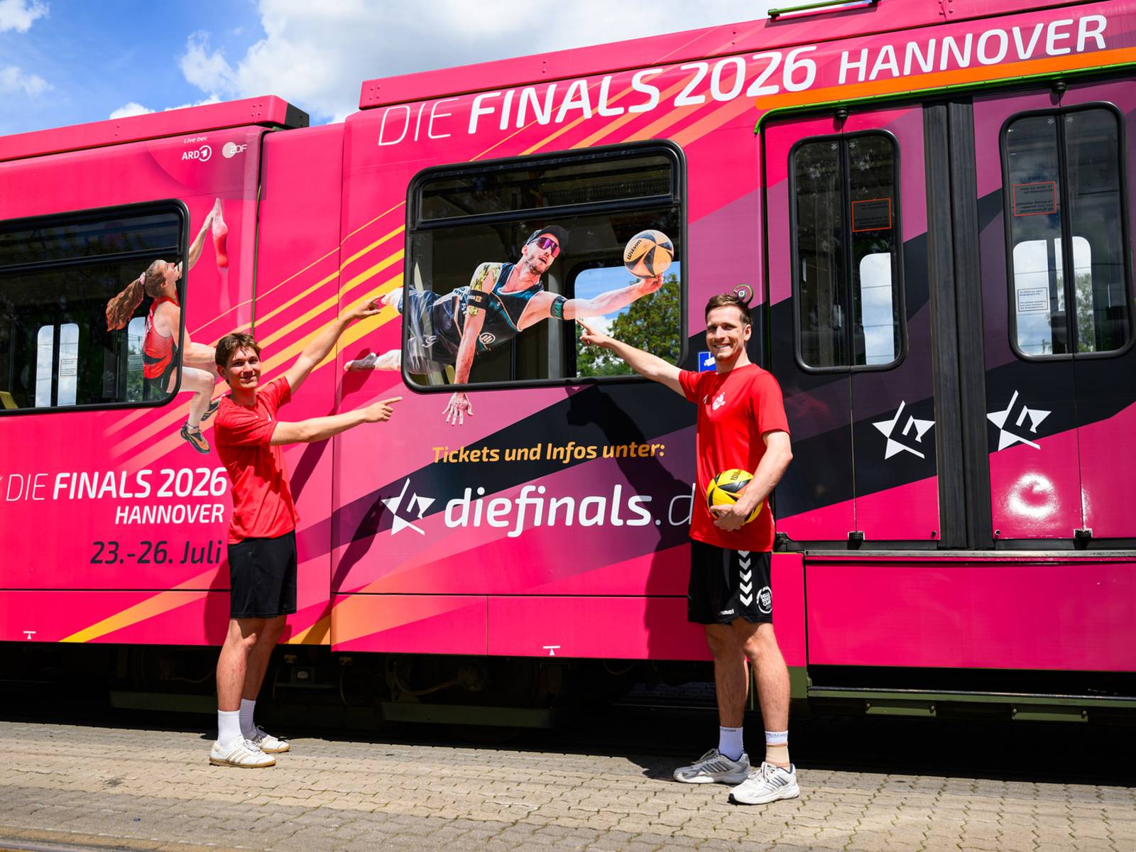 Beachvolleyball-Athleten des TK Hannover vor der "Finals 2026 Hannover-Stadtbahn".