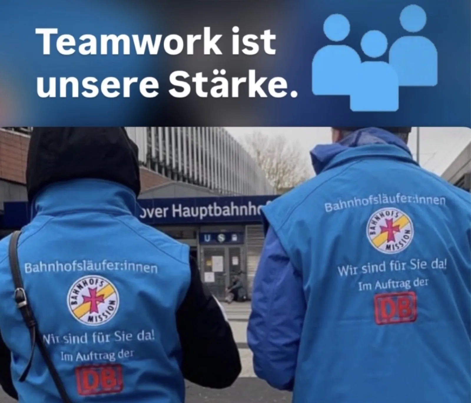 Zwei Helfer*innen stehen vor dem Eingang am Hauptbahnhof Hannover