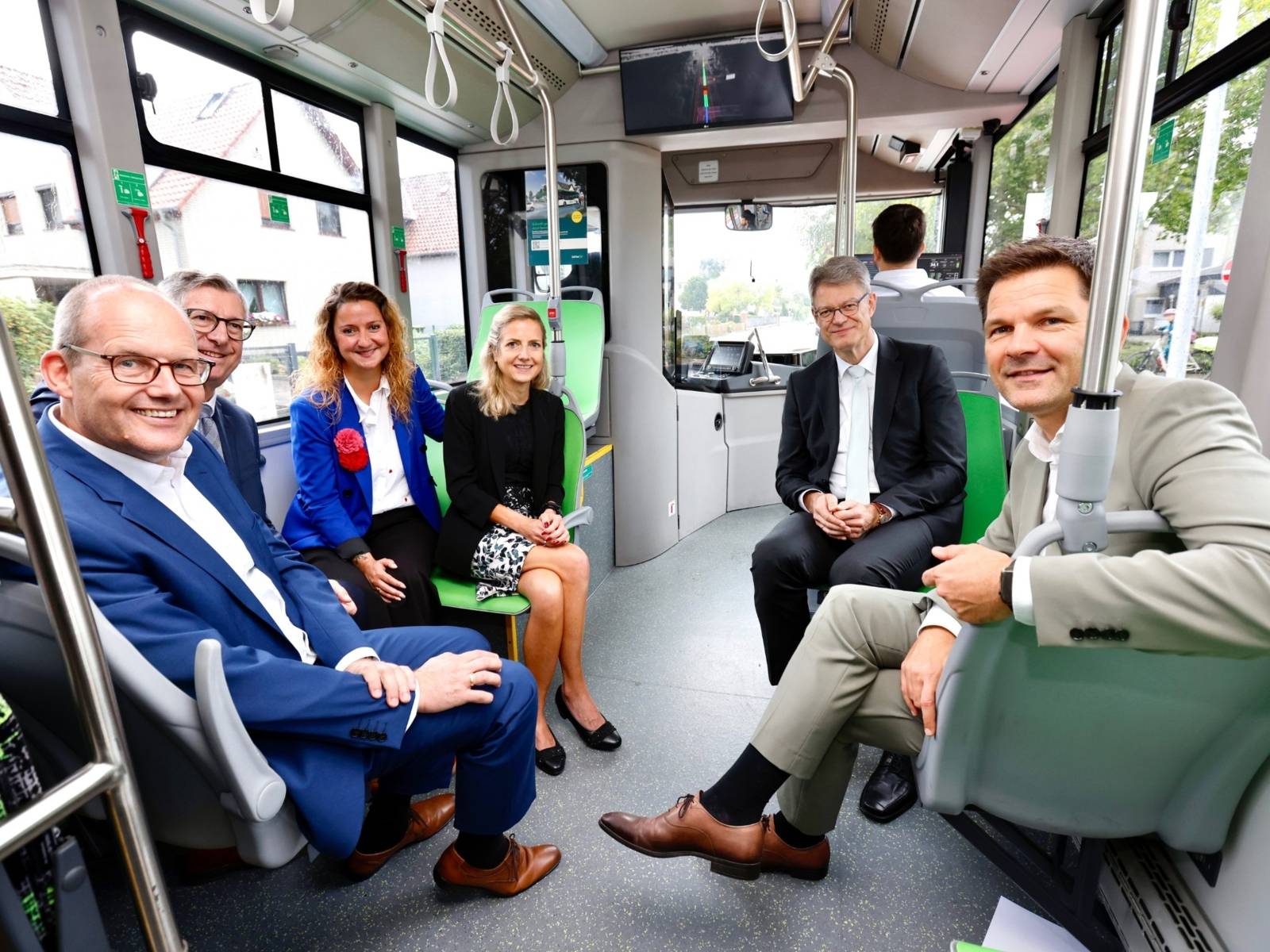 Erste Fahrgäste in einem autonomen Bus