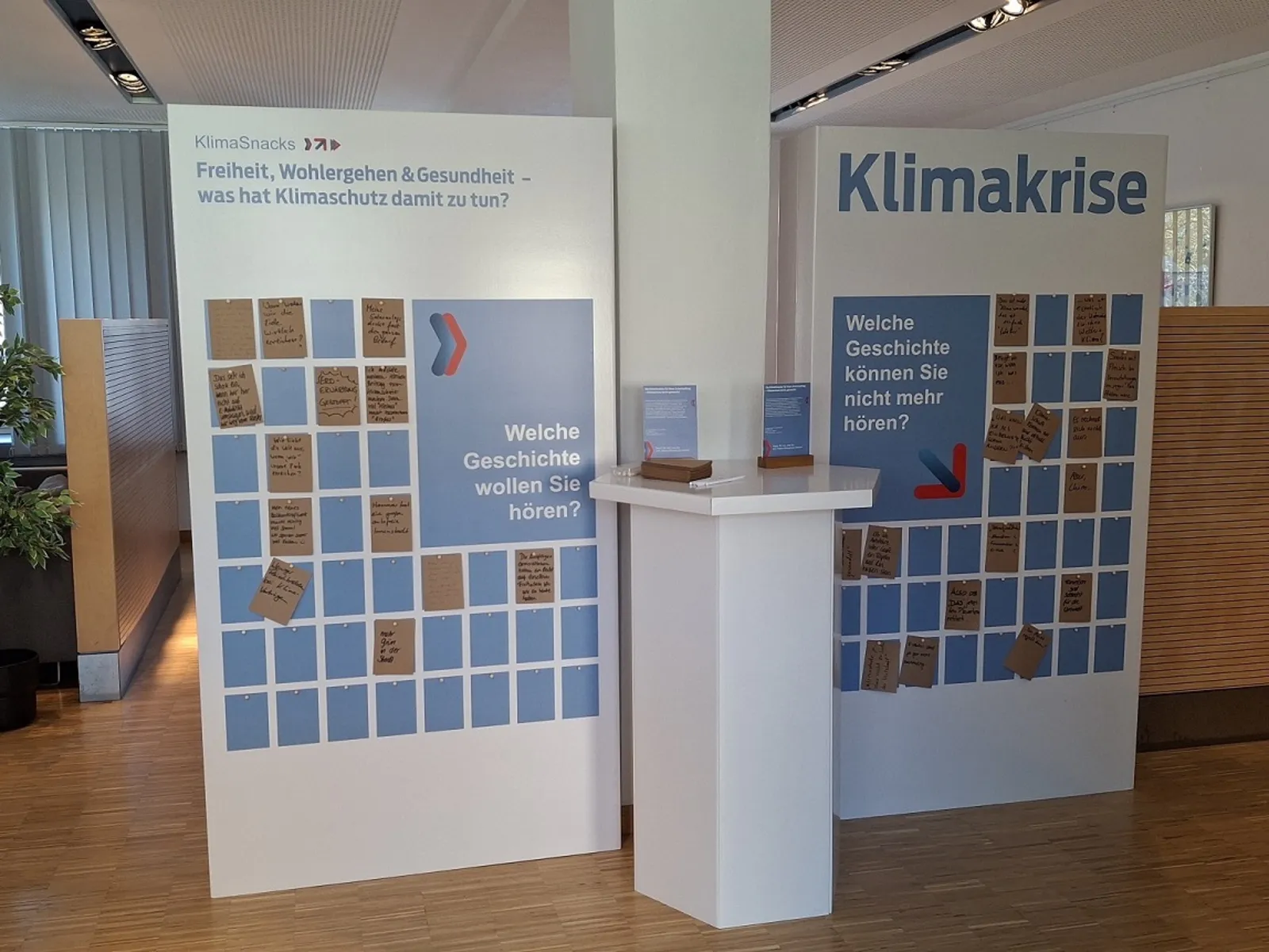 Stellw&auml;nde mit der aufgeh&auml;ngten Karten