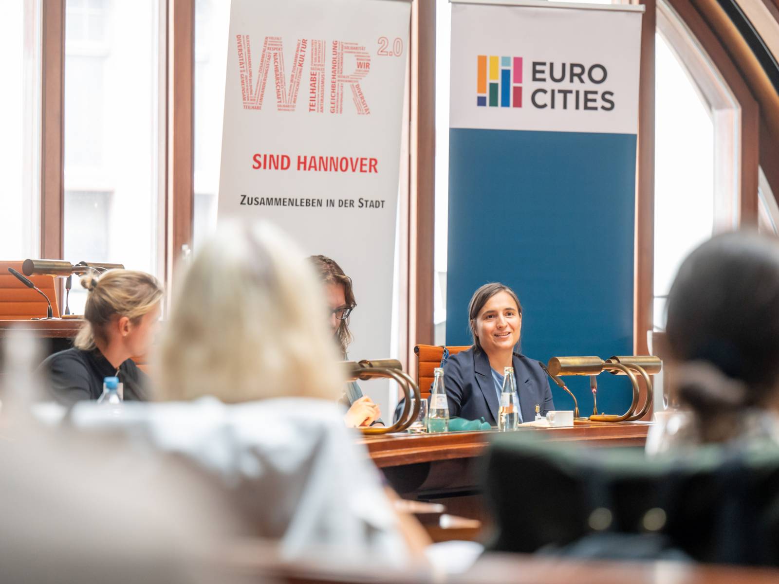 Menschen in einem Saal.