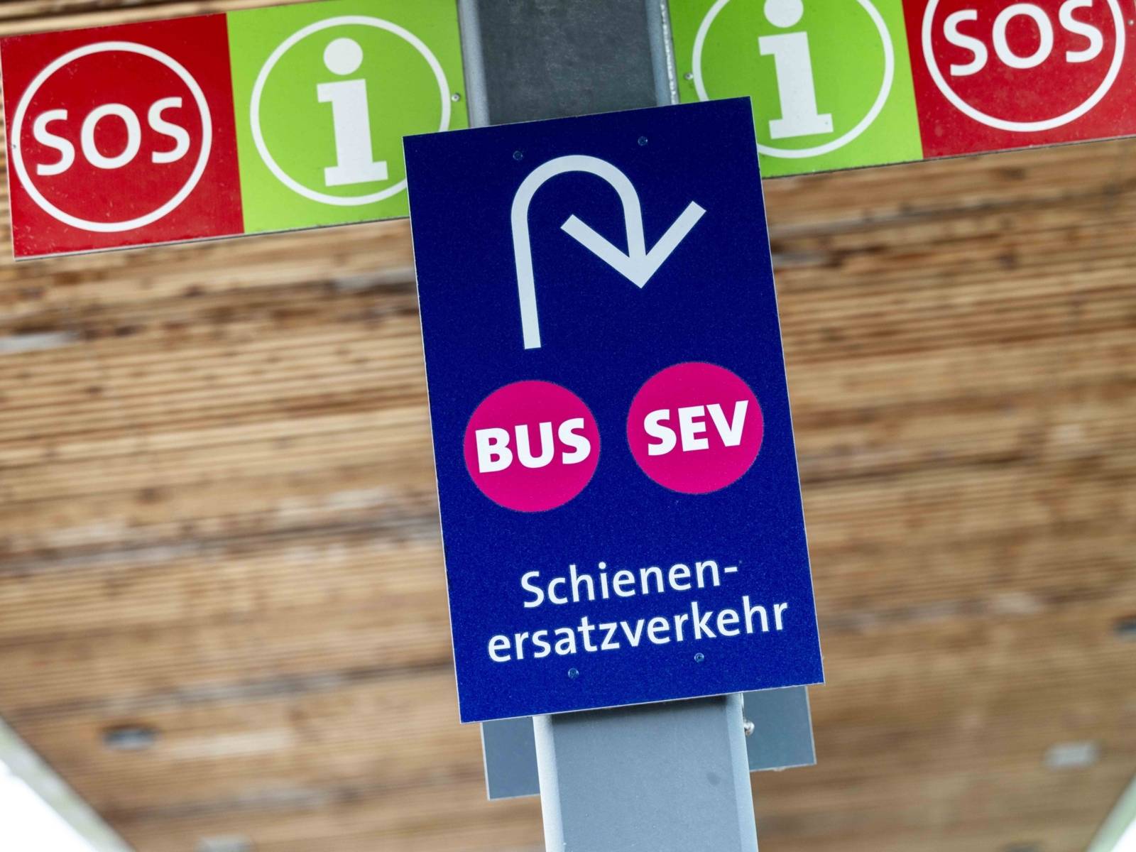 Ein Hinweisschild für den Schienenersatzverkehr