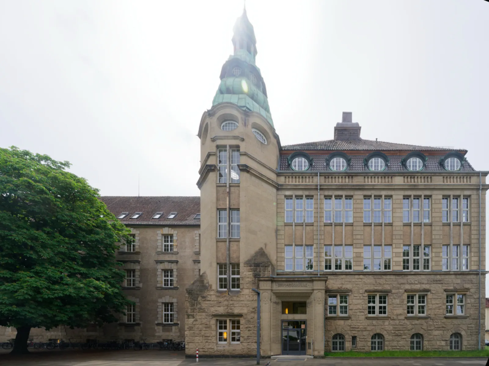 Foto der weiterführenden Schule Gymnasium Bismarckschule, Haupteingang