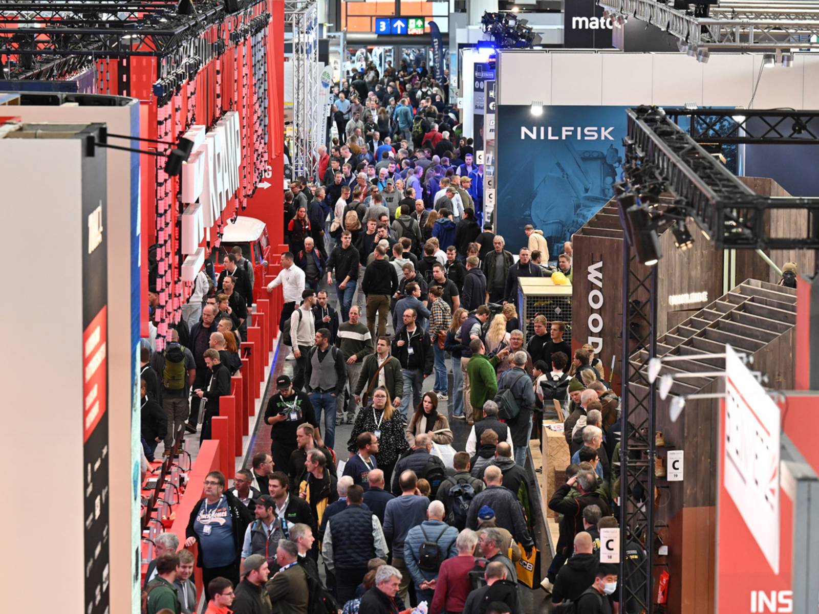 Blick in Messehalle mit vielen Menschen in den G&auml;ngen.