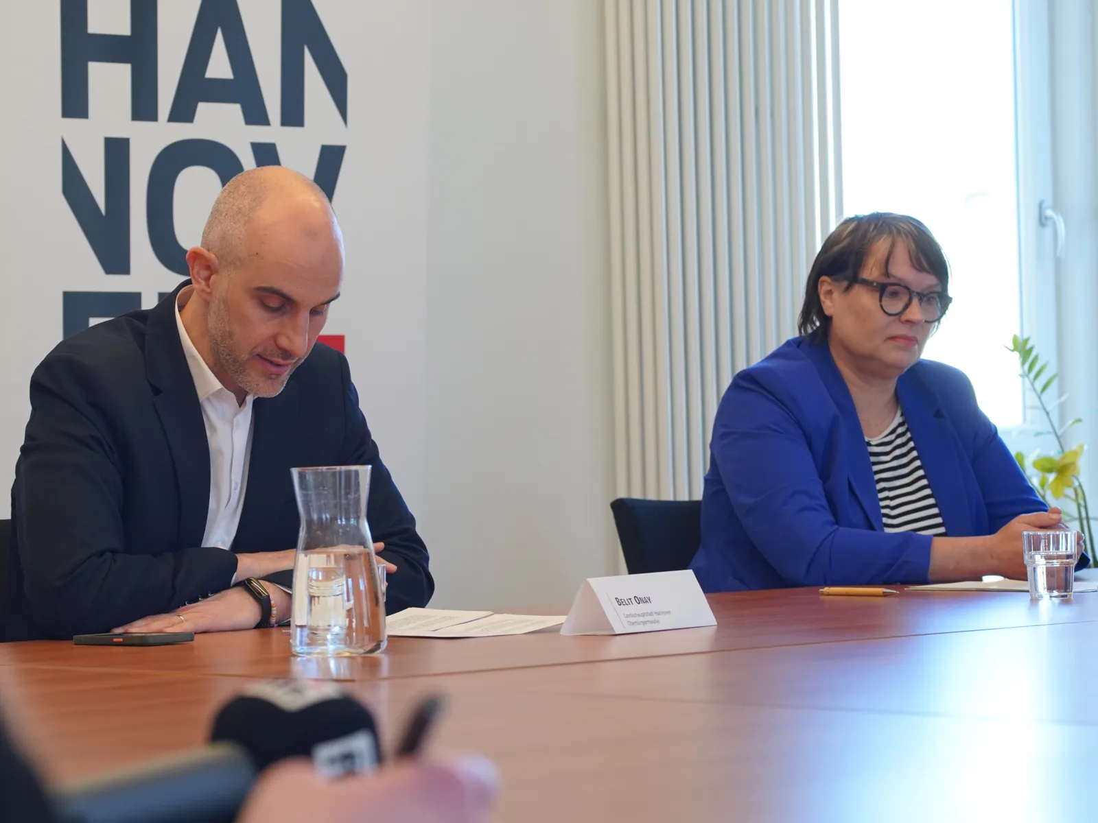 Eine Frau und ein Mann sitzen an einem Tisch