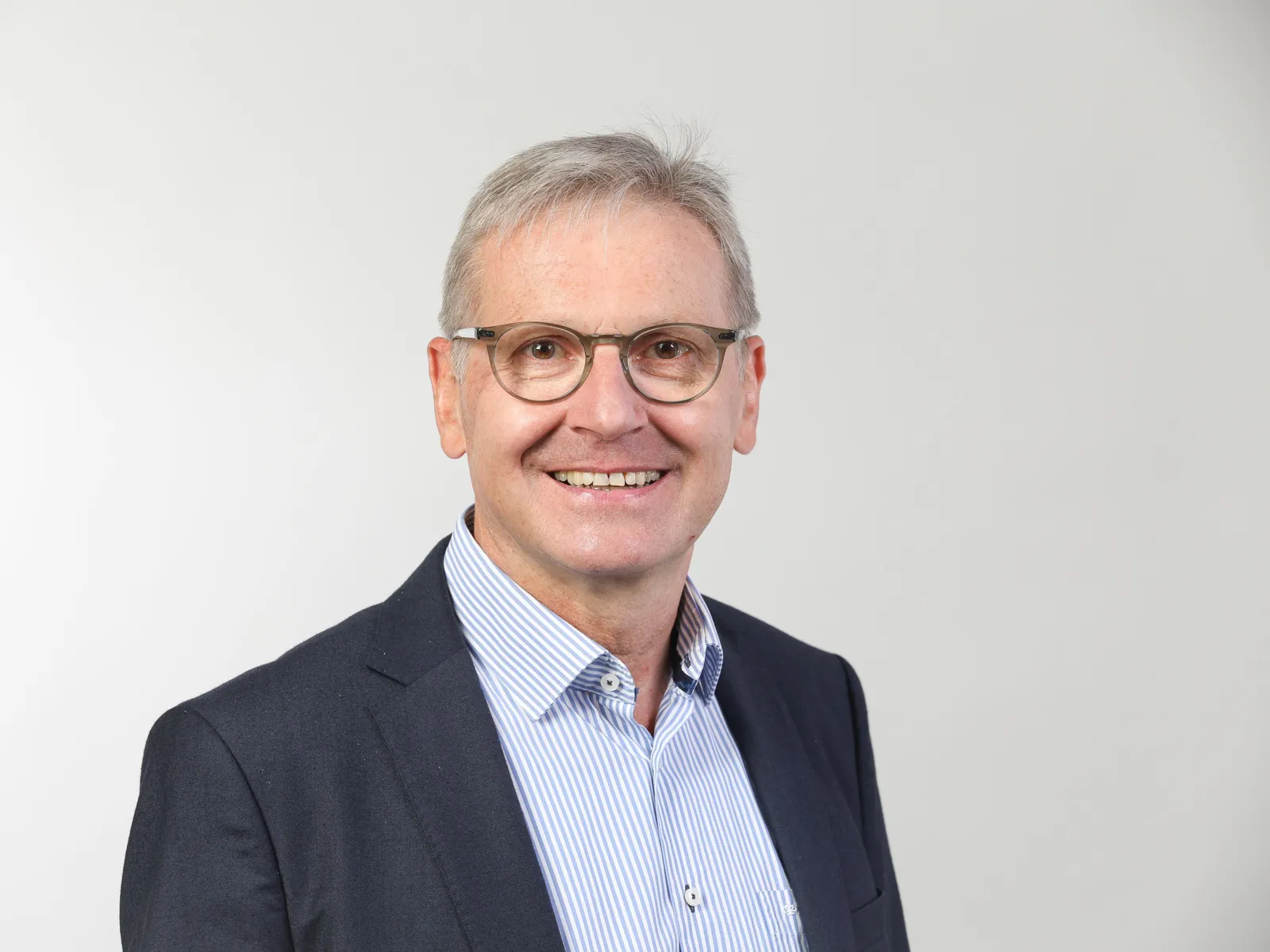 Ein lächelnder Mann.