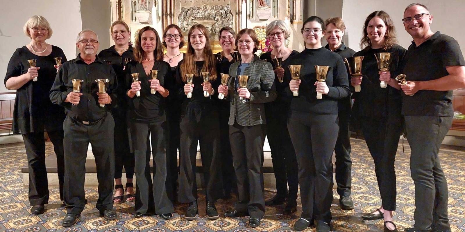 Menschen mit Handglocken in den H&auml;nden