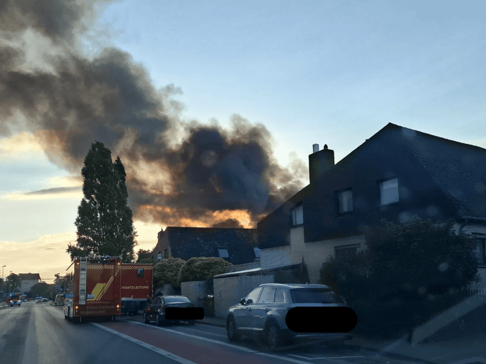 Rauchwolke über Häusern