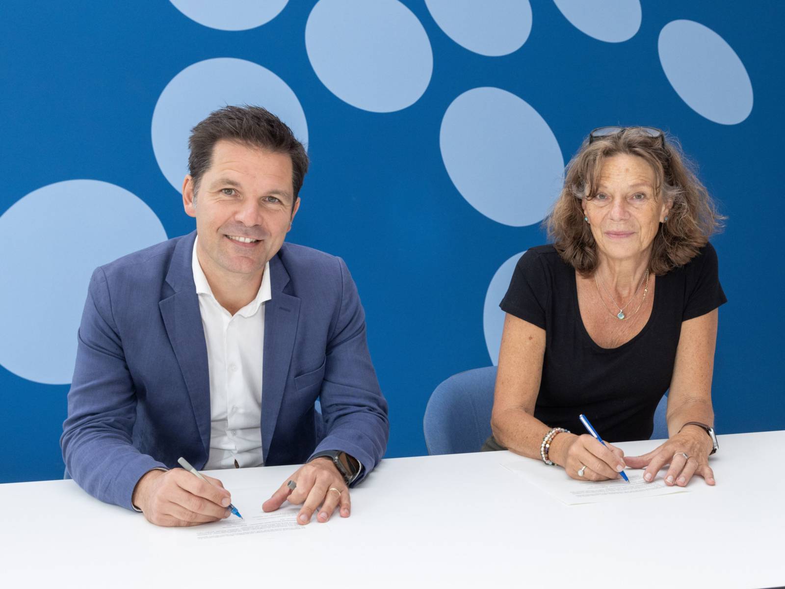 Regionspräsident Steffen Krach und MHH-Präsidentin Denise Hilfiker-Kleiner