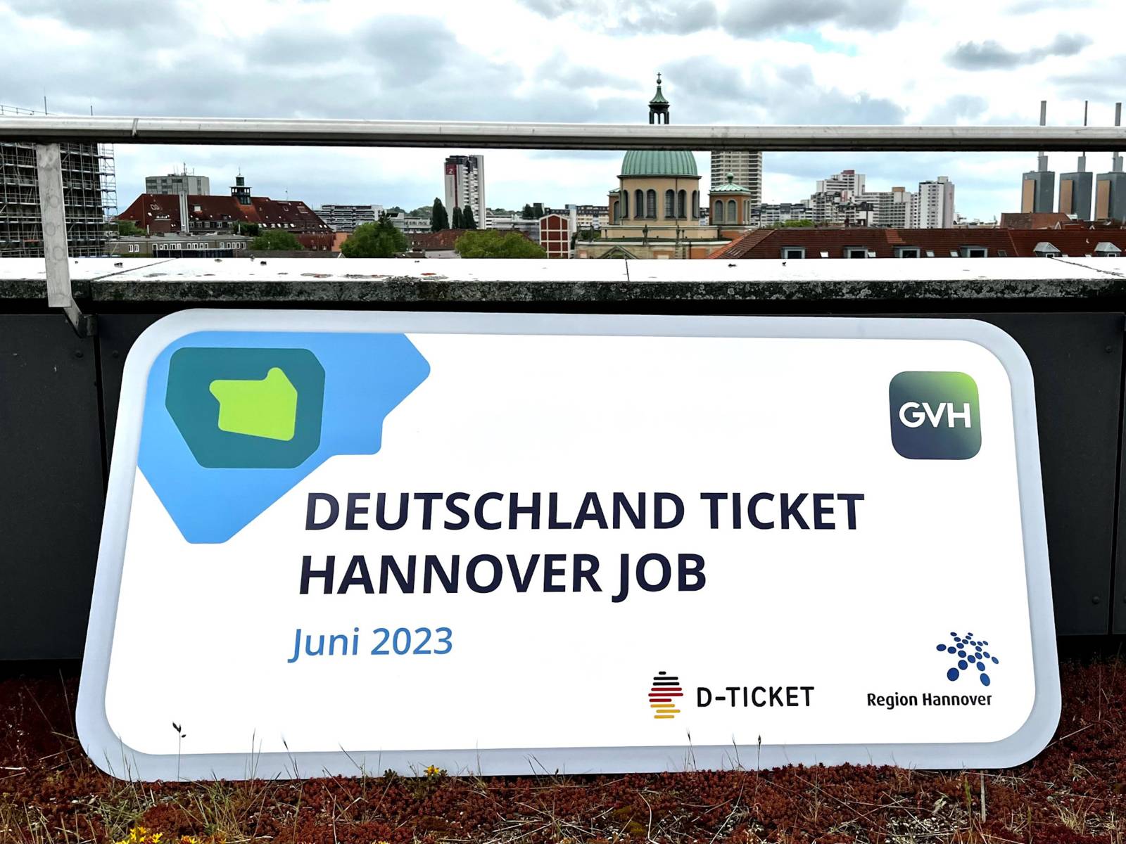 Ein überdimensionales Exemplar des GVH Deutschland Ticket Hannover Job.