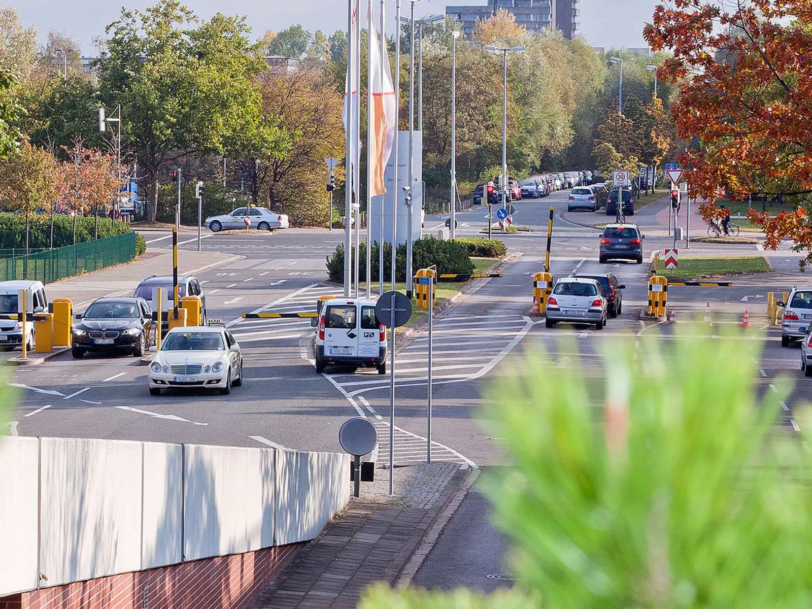 Autos fahren auf die Parkplätze an der Medizinischen Hochschule Hannover