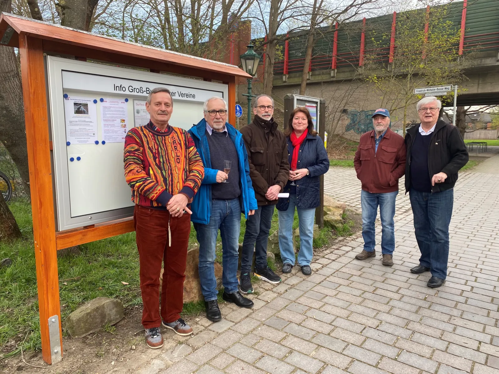 Die Mitglieder des Pinkenburger Kreises und der stellv. Bezirksbürgermeister stehen vor dem neuen Schaukasten.