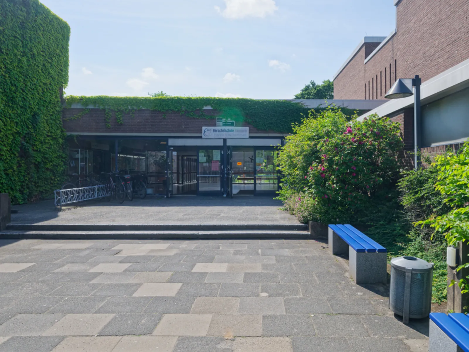 Foto der weiterführenden Schule Gymnasium Herschelschule, Haupteingang
