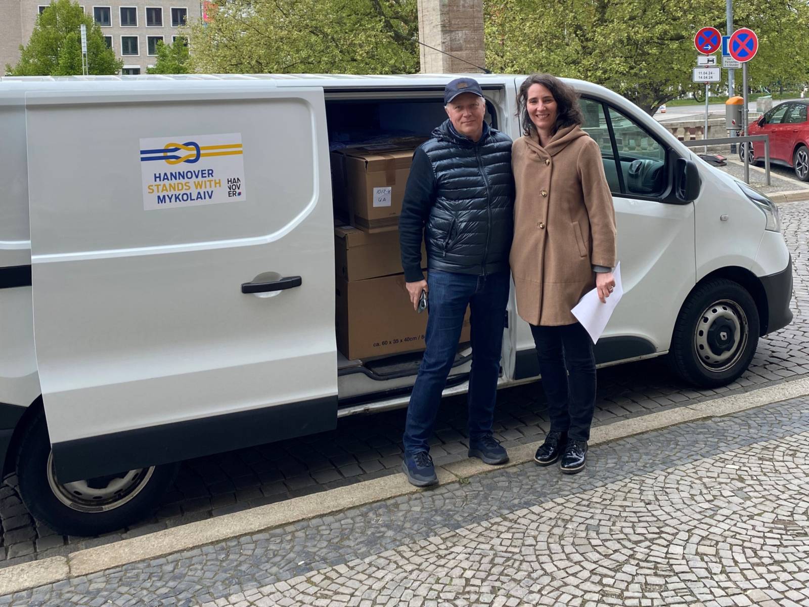 Die Leiterin des Büros für internationale Angelegenheiten Marie Bullet und der ehrenamtliche Helfer Volodymyr Bubela vor der Abfahrt der Hilfslieferungen nach Mykolajiw