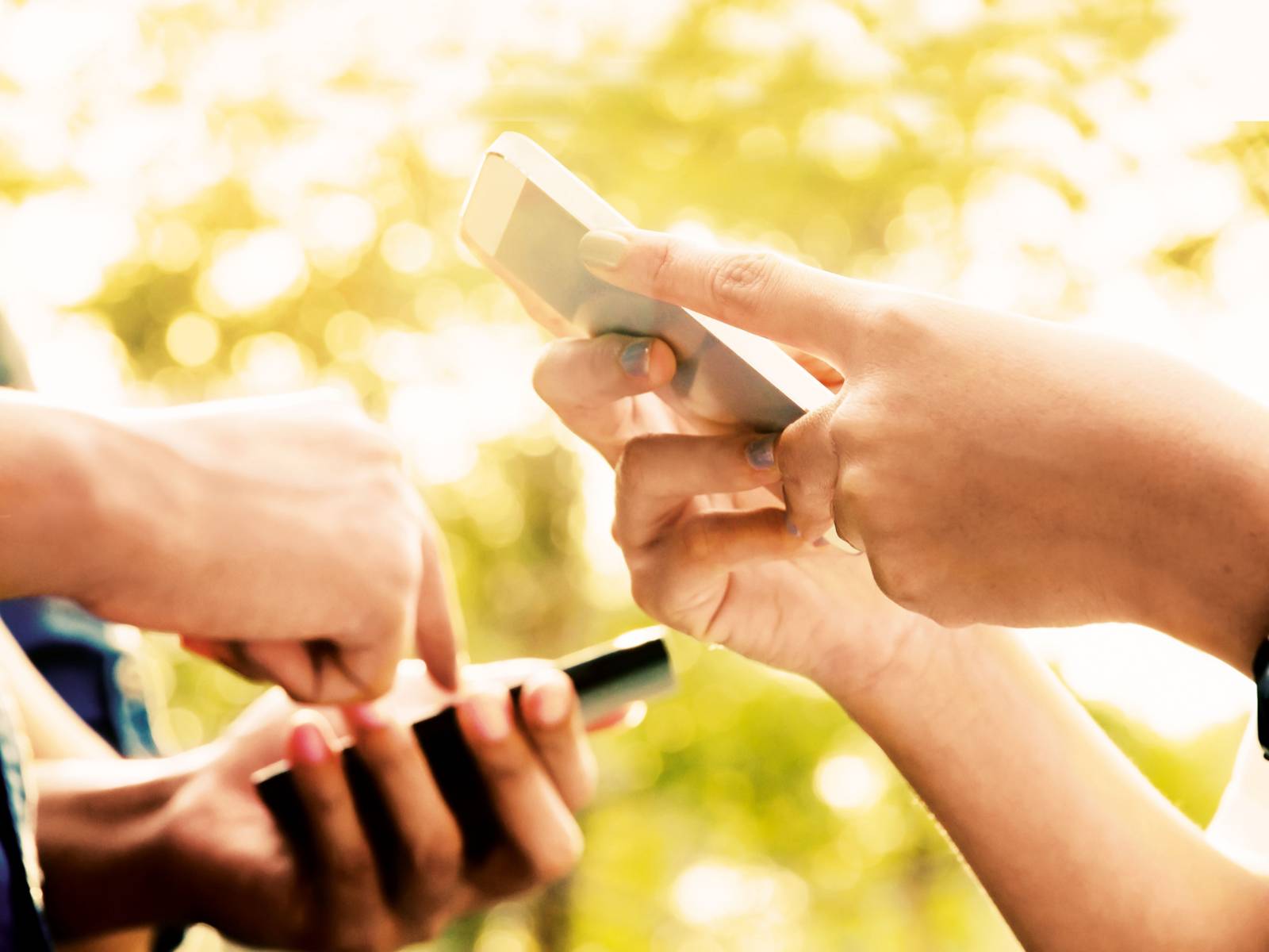 Smartphones werden in Händen gehalten und bedient